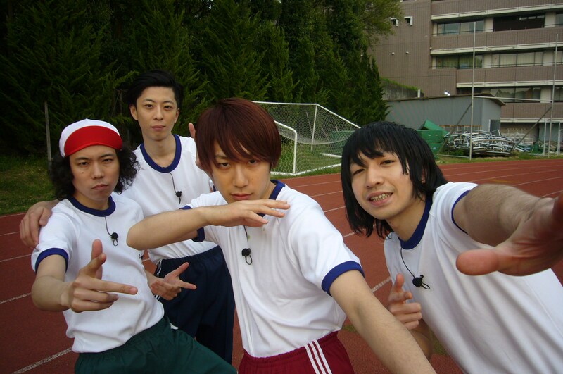 体操服姿で体力測定に臨むTHE BAWDIESの4人。ライブでのスーツ姿とのギャップは必見だ。