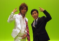 スーツ姿でポーズを決める、CLUB PRINCEのリーダーYUGAとエスパー伊東。