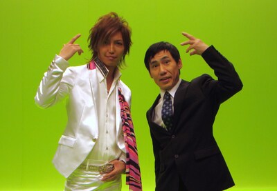 スーツ姿でポーズを決める、CLUB PRINCEのリーダーYUGAとエスパー伊東。