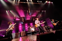 写真は昨日4月29日のライブの模様。山村隆太（Vo）は「今日からGWですけれども、4月から新しい生活が始まって、いろいろな迷いとか不安とかあると思うけど、今日からまた一歩踏み出そう！」とファンに語りかけ、大きな拍手を浴びた。