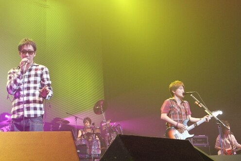 「ファンフェスタ2010」では、CMで話題の「Layla」や他アーティストのカバー曲、できたての新曲（タイトル未定）など全18曲を歌い上げた。