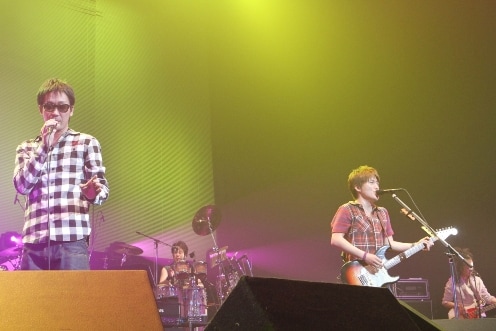 「ファンフェスタ2010」では、CMで話題の「Layla」や他アーティストのカバー曲、できたての新曲（タイトル未定）など全18曲を歌い上げた。