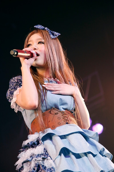 写真は昨日4月29日に東京・SHIBUYA-AXで行われたワンマンツアー最終公演の模様。西野はここで新曲「会いたくて 会いたくて」をライブ初披露した。