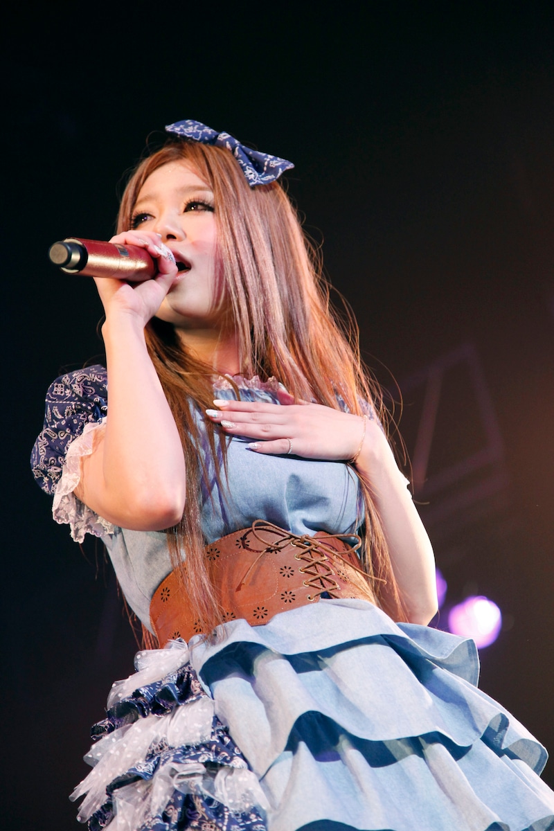 写真は昨日4月29日に東京・SHIBUYA-AXで行われたワンマンツアー最終公演の模様。西野はここで新曲「会いたくて 会いたくて」をライブ初披露した。