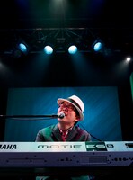 写真は4月28日のステージより。この日は「ストーリー」「ウシミツビト」「週末モーニン」「まなざし☆デイドリーム」「train」の5曲が披露された。