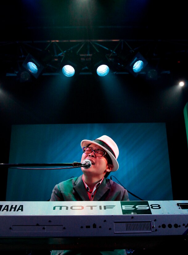 写真は4月28日のステージより。この日は「ストーリー」「ウシミツビト」「週末モーニン」「まなざし☆デイドリーム」「train」の5曲が披露された。