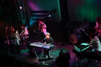 4月28日のライブでは約半年ぶりのバンドスタイルで熱演。あたたかみのあるシルキーボイスで観客を魅了した。