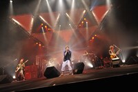 4月29日のライブではアンコールを含め全20曲を披露。2か月にわたる全国ツアーの最後をパワフルなステージで飾った。