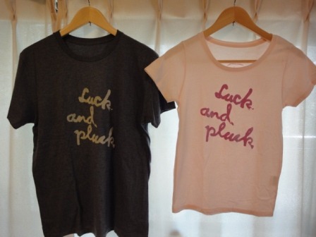 写真は「Luck and Pluck-T」。左からメランジェブラック、シャーベットピンク。