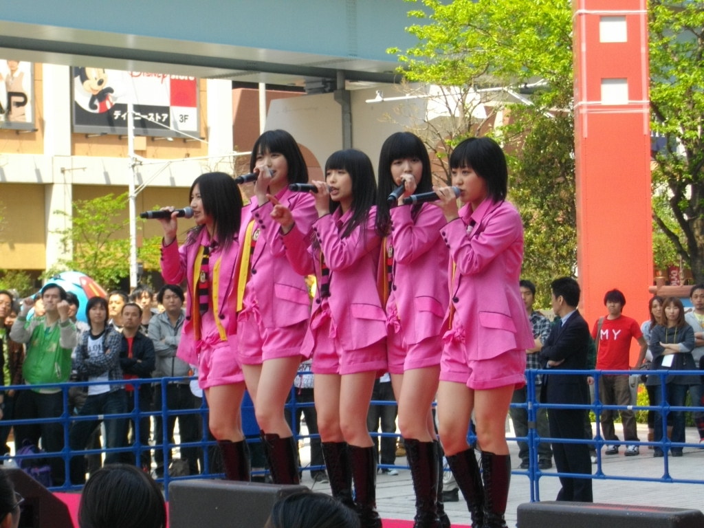 ℃-ute（左から岡井千聖、矢島舞美、中島早貴、鈴木愛理、萩原舞）