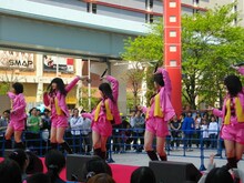 「キャンパスライフ～生まれて来てよかった～」を披露する℃-ute。