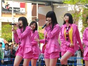 「EVERYDAY 絶好調!!」を披露する℃-ute。