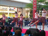 「Yeah!めっちゃホリディ」で決めポーズ「ズバッと！」を見せるハロプロエッグ。