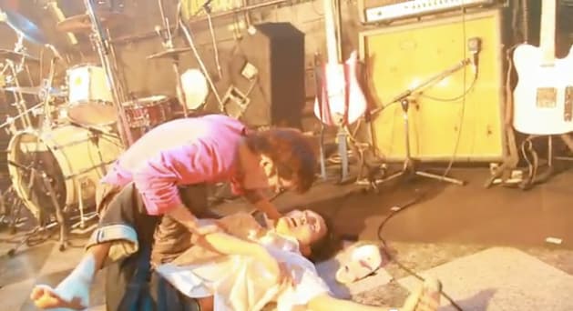 ライブ終了後、タモリの真似で三本締めをした後にステージにぐんにゃりと倒れ込むの子（写真右）とそれを心配そうにのぞき込むmono（左）。