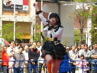 「はじめての経験」サビで右手右足を軽やかに上げる真野恵里菜。