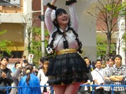 「ラッキーオーラ」で観客に笑顔を振りまく真野恵里菜。