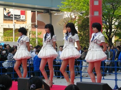 5月26日発売のシングル「夢見る15歳（フィフティーン）」でメジャーデビューするスマイレージ（左から小川紗季、前田憂佳、和田彩花、福田花音）。