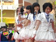 「オトナになるって難しい!!!」で「イェイイェイ！」とVサインを決める前田憂佳（左から2人目）。