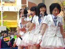 「オトナになるって難しい!!!」で「イェイイェイ！」とVサインを決める前田憂佳（左から2人目）。