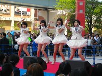 「夢見る15歳（フィフティーン）」を披露するスマイレージ。