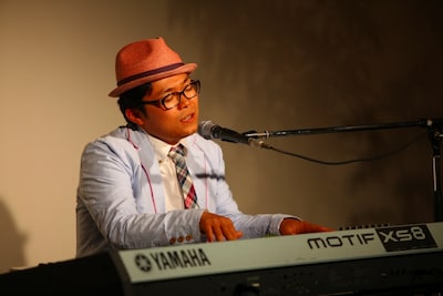 ラストナンバー「train」では、長い長いアウトロを歌いながら「誰か止めてください……」とささやいて会場の笑いを誘った。