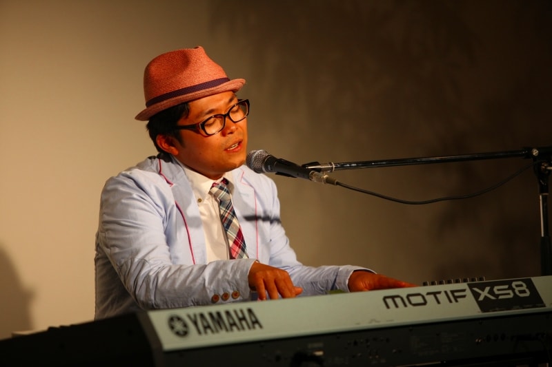 ラストナンバー「train」では、長い長いアウトロを歌いながら「誰か止めてください……」とささやいて会場の笑いを誘った。