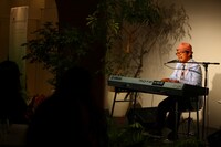 3曲目に歌ったTHE BEATLES「ACROSS THE UNIVERSE」のカバーは、2ndシングル「まなざし☆デイドリーム」のカップリングに収録されている。