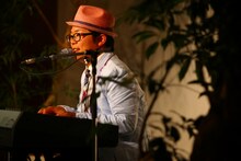 楽曲制作に関して「ビジュアルの見えてくるリフが好き」と語るさかいゆう。