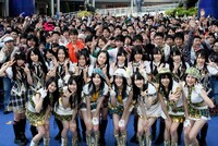 ミニライブ終了後には、集まったファンとの記念撮影も実施。当日は会場の2階、3階からイベントを観覧するファンや観光客の姿も、多く見受けられた。