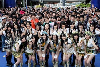 ミニライブ終了後には、集まったファンとの記念撮影も実施。当日は会場の2階、3階からイベントを観覧するファンや観光客の姿も、多く見受けられた。