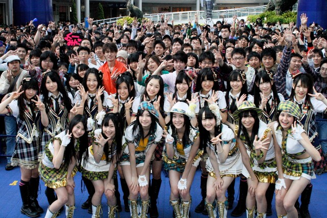 ミニライブ終了後には、集まったファンとの記念撮影も実施。当日は会場の2階、3階からイベントを観覧するファンや観光客の姿も、多く見受けられた。