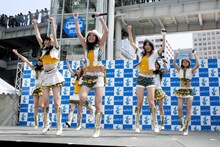 「青空片想い」を披露するSKE48選抜メンバー。