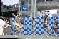 「青空片想い」を披露するSKE48選抜メンバー。
