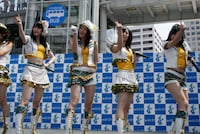 「青空片想い」を披露するSKE48選抜メンバー。