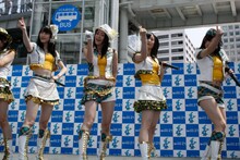 「青空片想い」を披露するSKE48選抜メンバー。