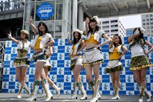「青空片想い」を披露するSKE48選抜メンバー。