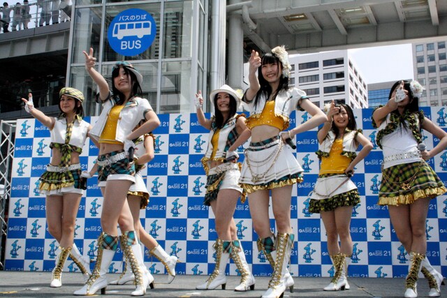 「青空片想い」を披露するSKE48選抜メンバー。