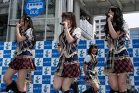 「バンジー宣言」を披露するチームB.L.T.のメンバー。