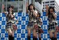 「バンジー宣言」を披露するチームB.L.T.のメンバー。