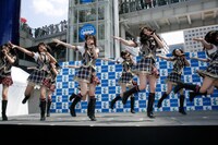 「バンジー宣言」を披露するチームB.L.T.のメンバー。