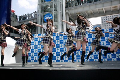 「バンジー宣言」を披露するチームB.L.T.のメンバー。