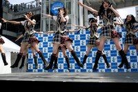 「バンジー宣言」を披露するチームB.L.T.のメンバー。