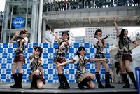 「バンジー宣言」を披露するチームB.L.T.のメンバー。