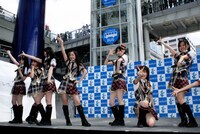 「バンジー宣言」を披露するチームB.L.T.のメンバー。