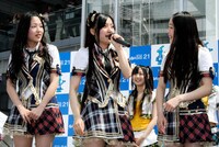 写真左から桑原みずき、古川愛李、石田安奈。