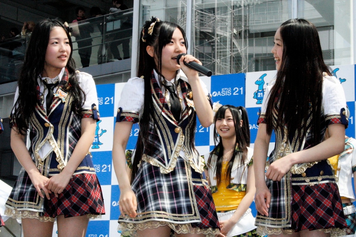 写真左から桑原みずき、古川愛李、石田安奈。