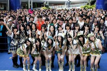 SKE48は7月7日にニューシングル（タイトル未定）をリリース予定。このシングル発売時にも全国握手会が予定されている（写真は5月1日に名古屋で行われた全国握手会イベントの様子）。