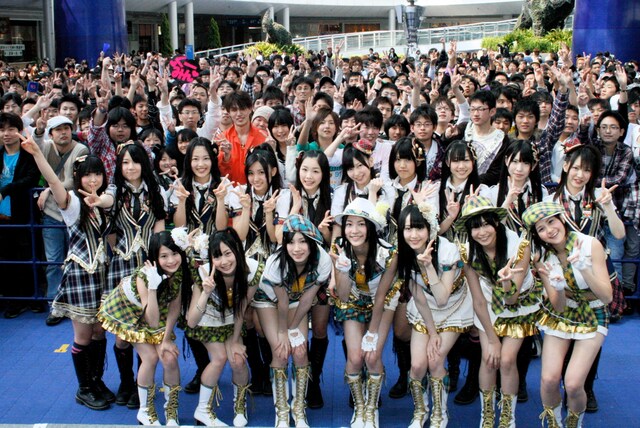 SKE48は7月7日にニューシングル（タイトル未定）をリリース予定。このシングル発売時にも全国握手会が予定されている（写真は5月1日に名古屋で行われた全国握手会イベントの様子）。