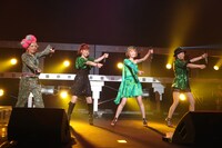 最後のステージは全29曲、3時間を超える長丁場となった。終演後の会場には、客席に向け深々と頭を下げながら「10年間の熱い青春を、ありがとうございました！」と感謝の思いを声にするファンの姿も。