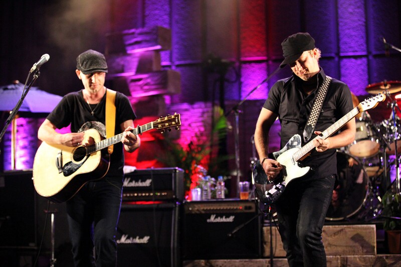 最後のアンコールでは、アルバム「空はまるで」に収録されている「願」をライブ初披露。ライブ終盤にはメンバーがステージから客席に下りていくという場面もあった。